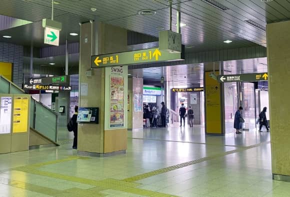 泉中央駅「南改札」より出て右に進みます。