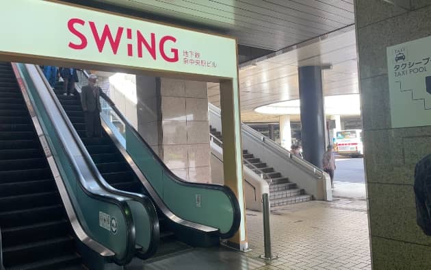 階段または、エスカレーターでペデストリアンデッキに出ます