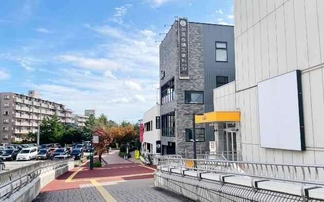 歩道橋を渡ると、右側に当院があるビルが見えます。階段で3階へお上がりください。